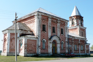 Храм Преображения Господня в селе Ключи. Вторая сторона, испорченная магазином.