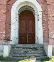 Западная дверь сейчас ведет в клуб и билиотеку