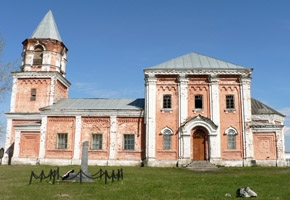 Храм Преображения Господня в селе Ключи. С этой строны, мне сказали, сфотографиовать его обязательно
