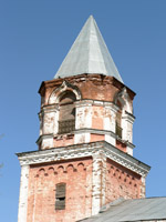 Заколоченная досками звонница