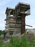 Старинного вида сооружение вблизи карьера