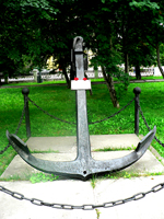 Памятник 300-летию Российского флота там же на площади.
