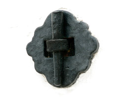 Фиксатор стяжки снаружи стены.