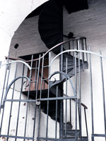 Винтовая лестница ко входу в верхнюю часть башни