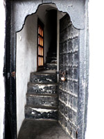 В эту самую дверь заходил Акифий Демидов. - Вход в тайную лабораторию.