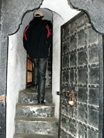 Проход узкий и невысокий.