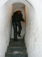 Этот ход проходит внутри стены башни.