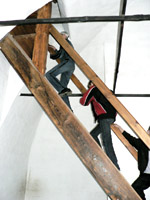 Стяжки, которые очень хочется потрогать, поднимаясь.