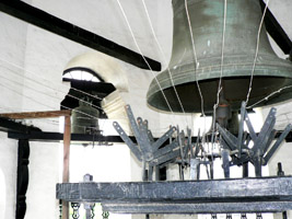 Основной колокол и рычаги к остальным колоколам.