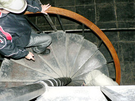 Винтовая лестница при входе