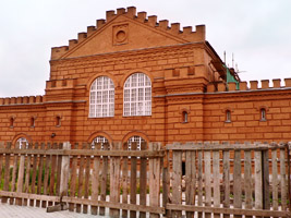 Здание бывшей заводской электростанции. Реставрируется. В нем разместится музей.