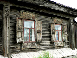 Дом века этак 18-го. Характерные ставни.
