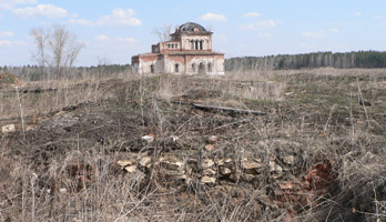Вдали - храм, вблизи - остатки постройки