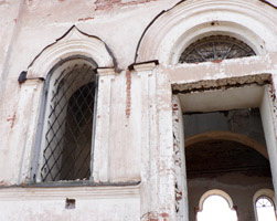 Храм. Северная дверь ( со стороны придела  Св.Магдалины )