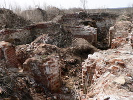 Остатки фундамента постройки к востоку от храма