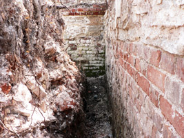 Видно недавнее вскрытие фундамента разрушенной посторойки