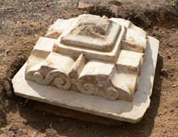 Резная мраморная плита