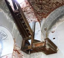 Уцелевшая часть лестницы