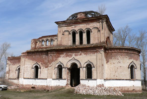 Вид на храм с южной стороны. Хорошо видна полоска свежей побелки внизу стены