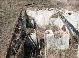 Тут тоже было здание. Остался фундамент...