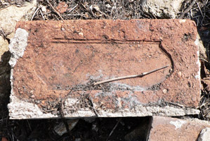 Кирпич с Демидовским клеймом