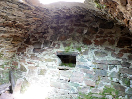 Еще один погреб. Тот, который с отверстием сверху. В стене видна ниша, вверху которой начинается вентиляционное отверстие