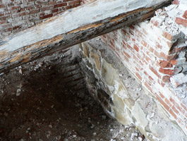 Видна заложенная арка - что тут было?