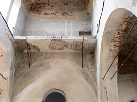 Балкон, справа видна дверь, ведущая на него