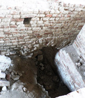 Храм. Тут, вероятно, был ход в подвал. Дальше ход заложен кирпичом