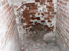 Заложенный кирпичом вход в подвал. Видно выдолбленное в кладке углубление...