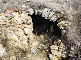 Виден фрагмент свода погреба