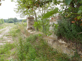 Мост, видны старые столбики... 